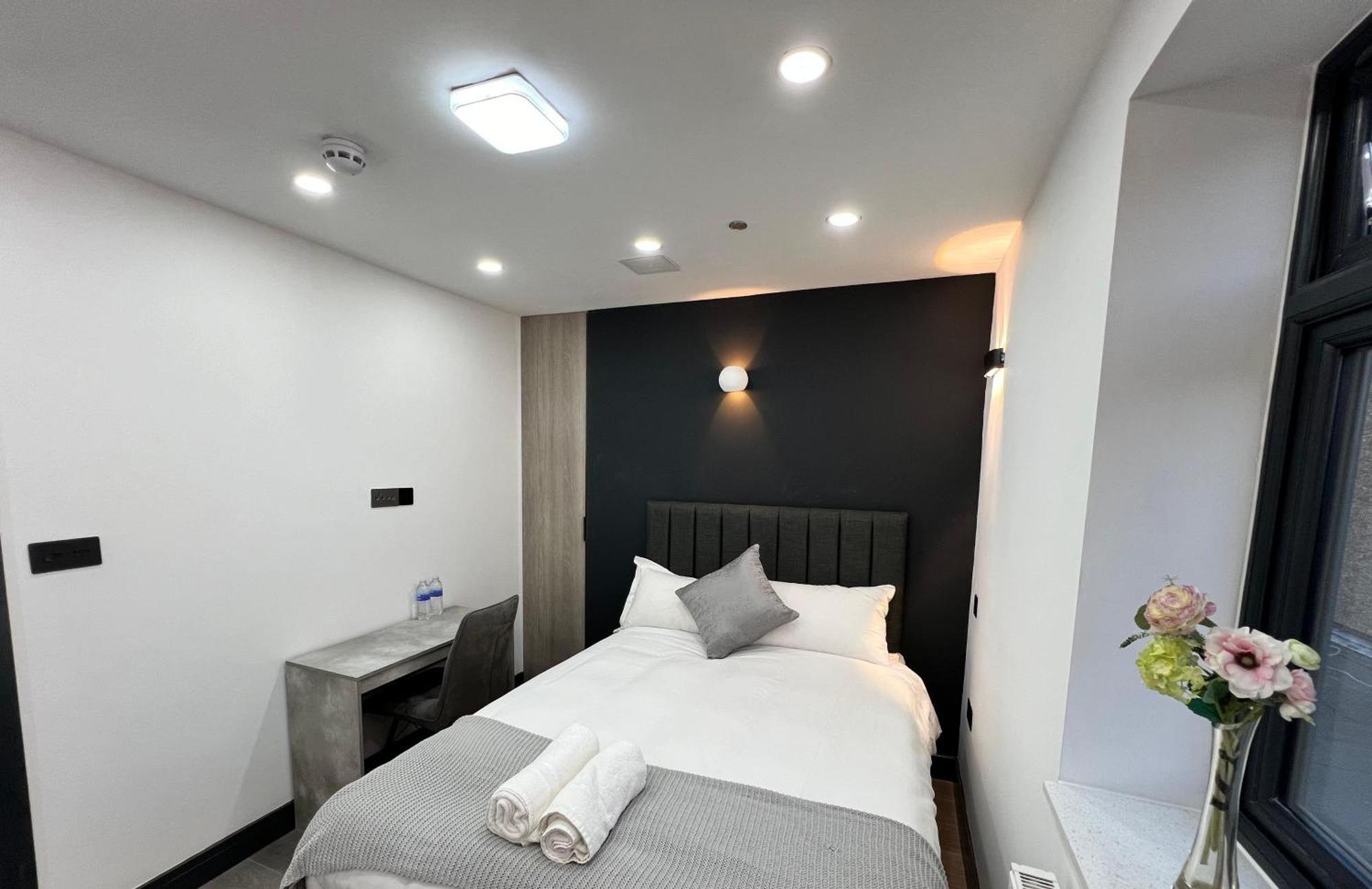 Thandi House Heathrow Airport Ashford  Экстерьер фото